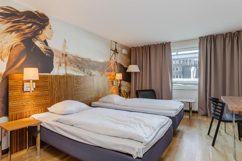 Compact Twin Room image 3