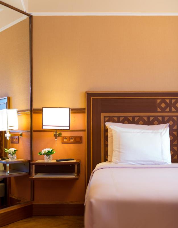Deluxe Double Room with Balcony image 2