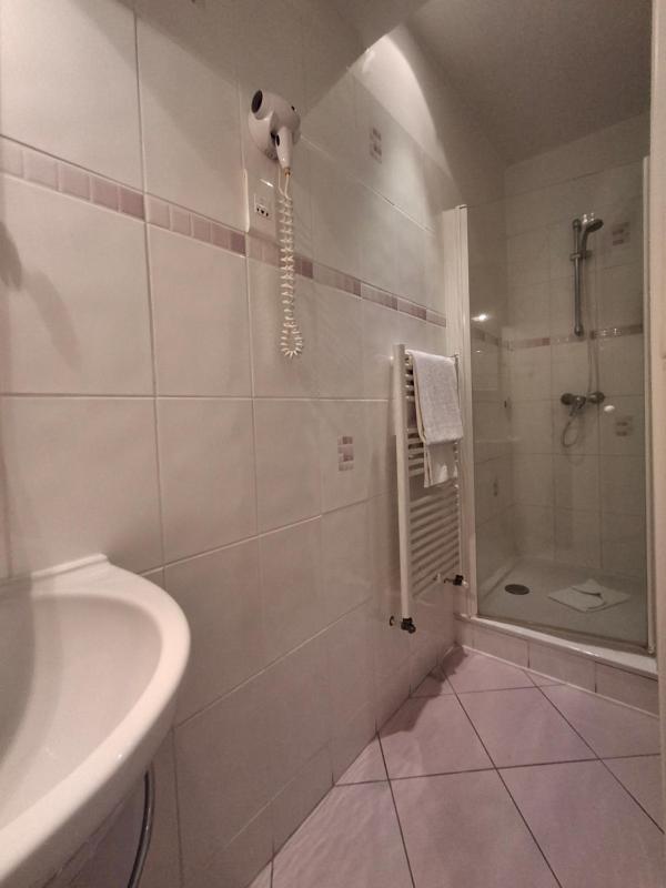 Single Room image 3