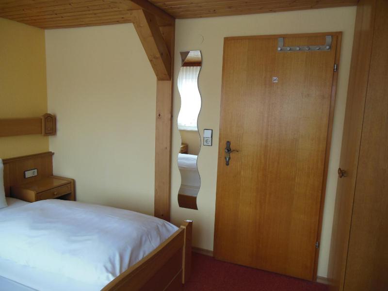 Small Double Room Street Side image 2