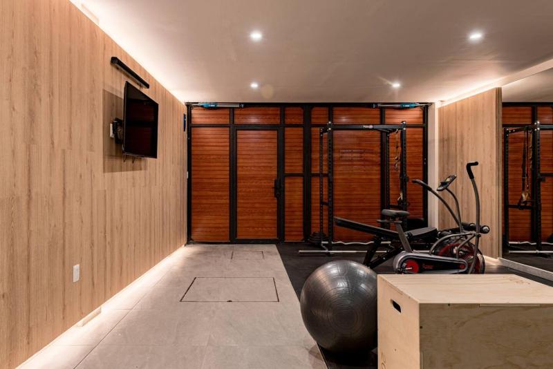 Trendy Roma Private Rooftop BBQ AC & Gym - image 22