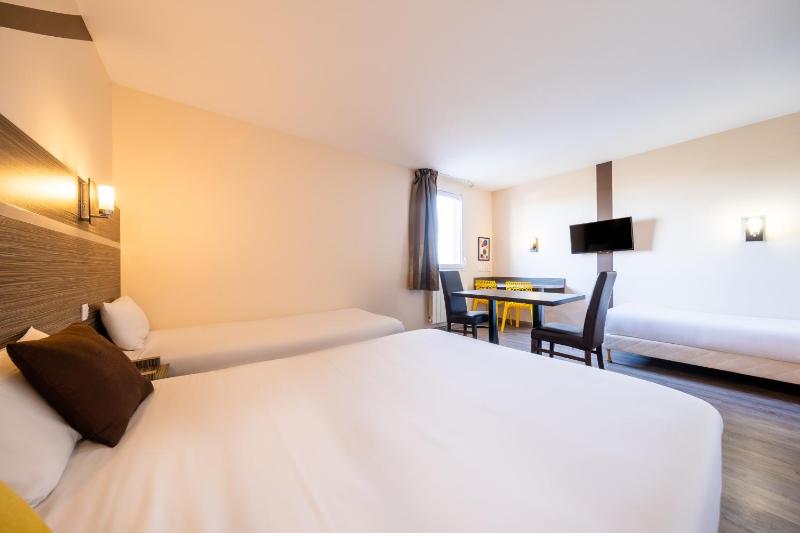 Standard Double Room with One Double Bed and Three Single Beds image 2