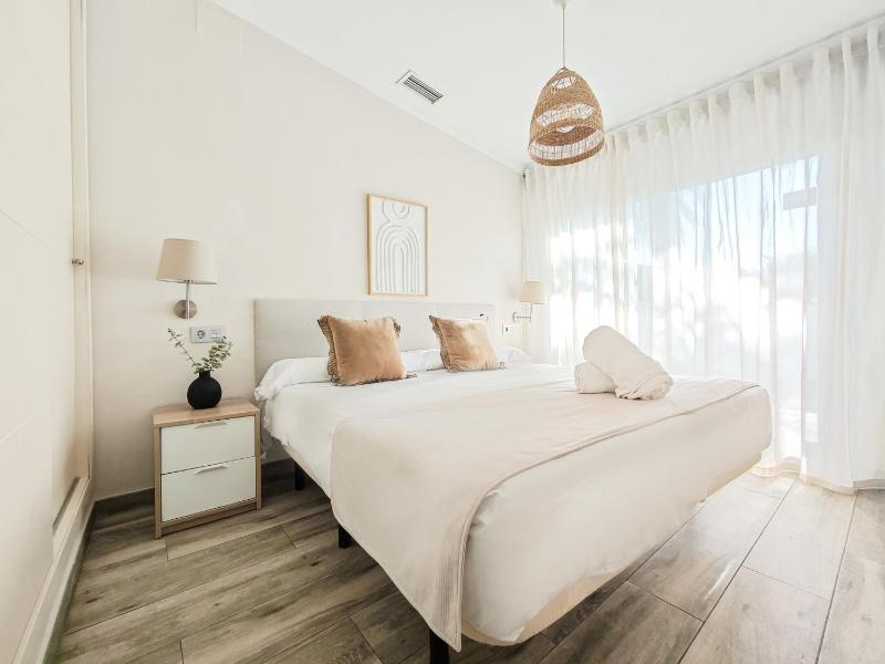 1 Bedroom Penthouse with Terrace image 1