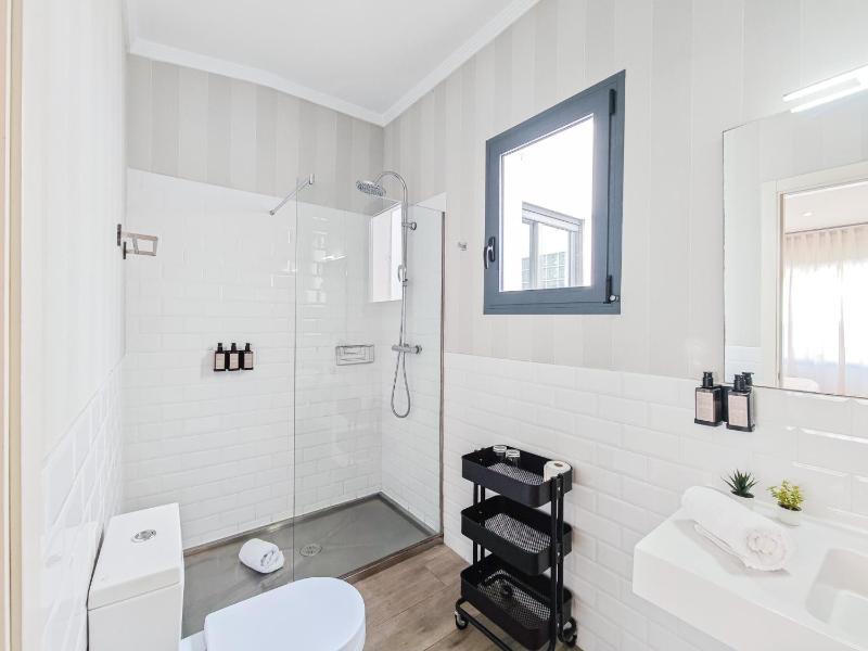 1 Bedroom Penthouse with Terrace image 2