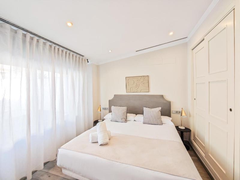 1 Bedroom Penthouse with Terrace image 3