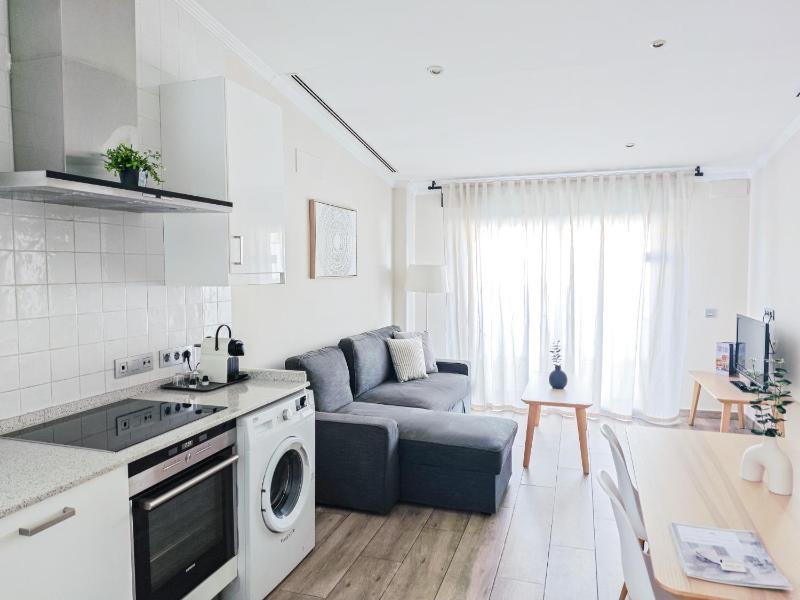 1 Bedroom Penthouse with Terrace image 4