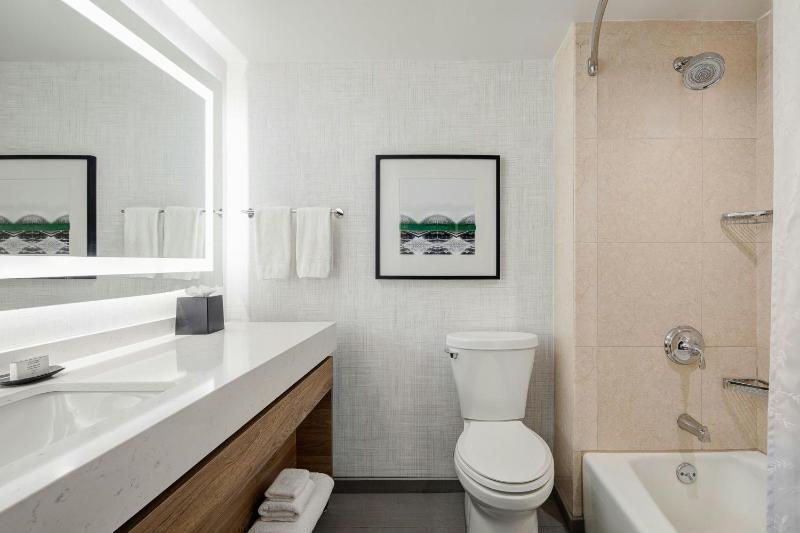 Guest Room, 1 King image 3