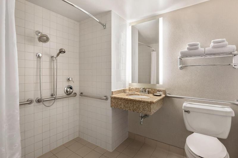 Traditional, Guest room, 1 King image 2