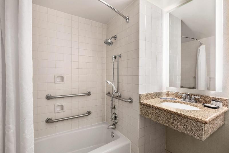 Traditional, Guest room, 1 King image 3