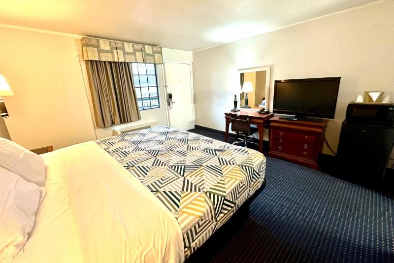 King Room - Non-Smoking image 4