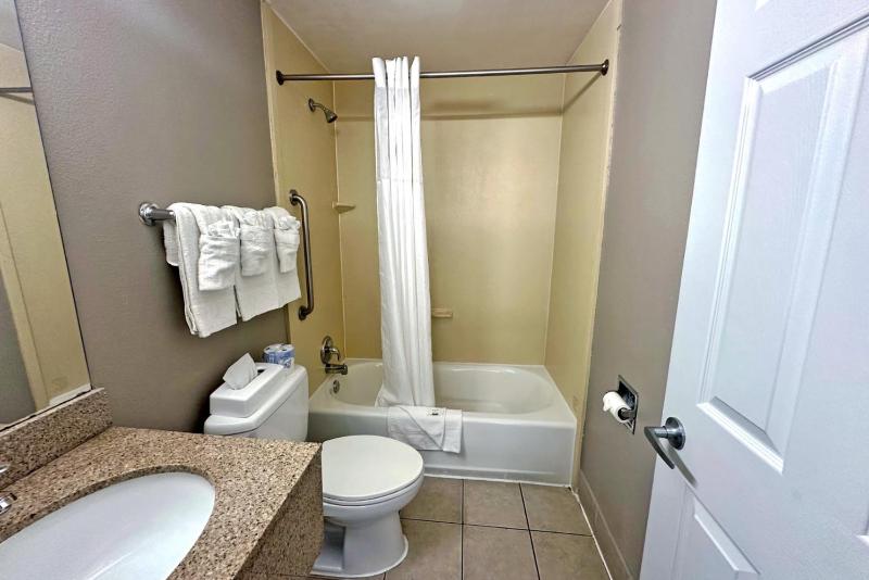 King Room with Spa Bath image 3