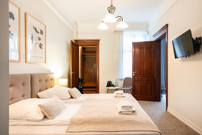 Quadruple Room with Balcony image 4