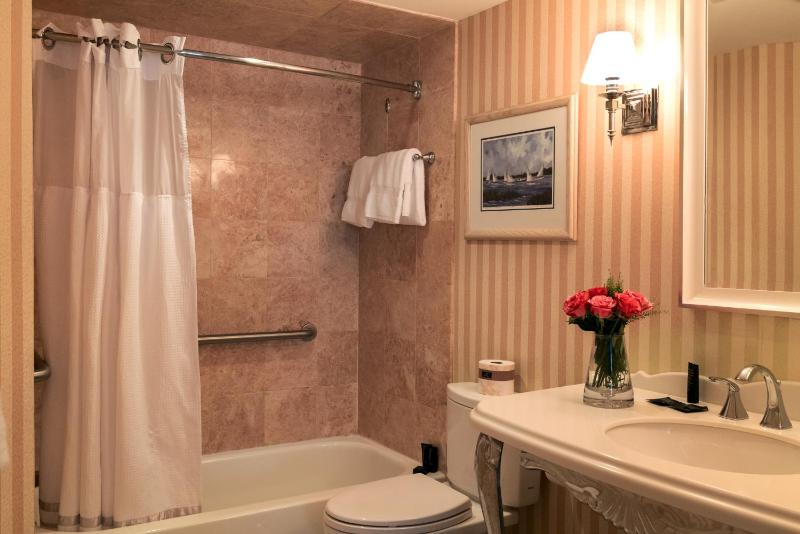 Queen Room image 2