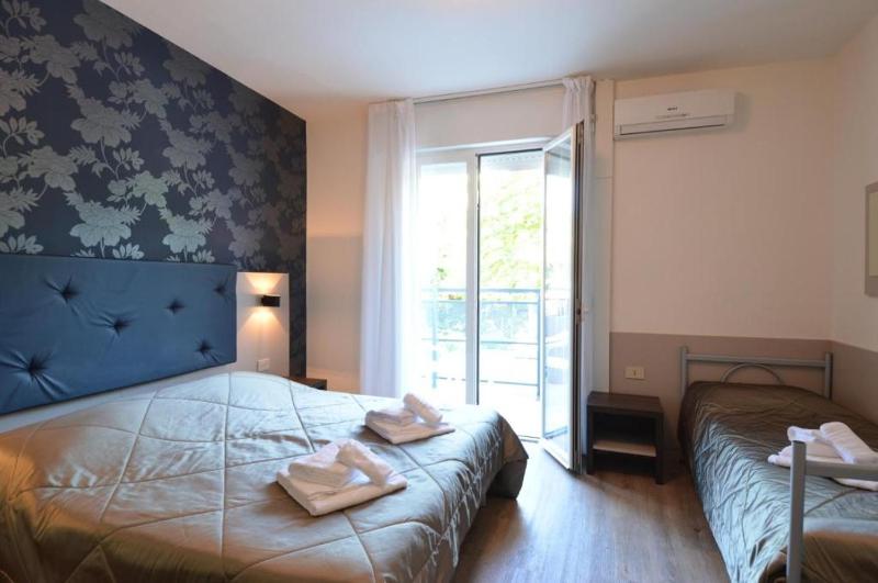 Small Double Room image 2