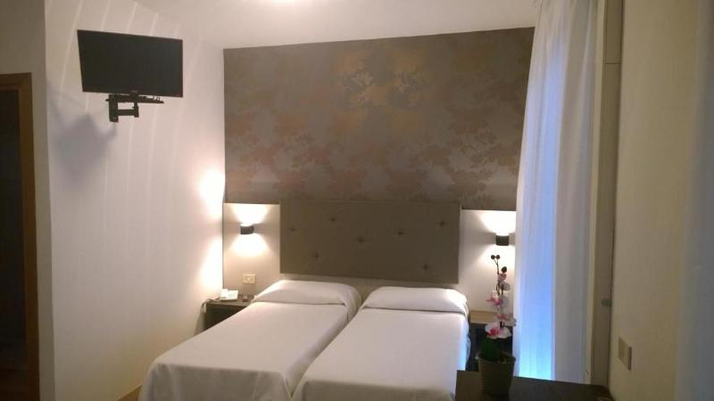 Small Double Room image 1