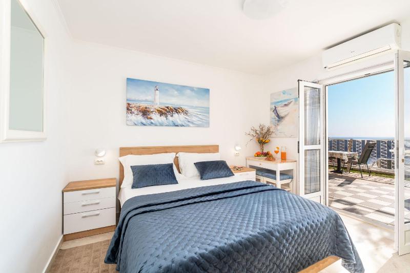 One-Bedroom Apartment with Terrace and Sea View image 4