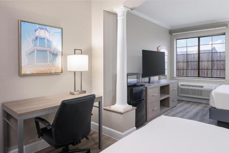 Queen Room with Two Queen Beds and Bath Tub - Disability Access/Non-Smoking image 4