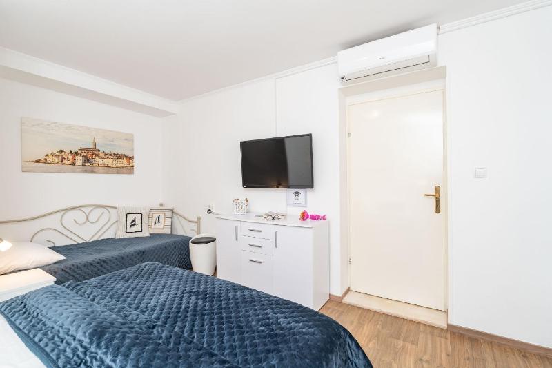One-Bedroom Apartment with Terrace image 4