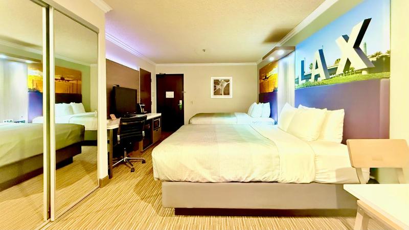 Deluxe Room, 2 Queen Beds, Top Floor, Non Smoking image 3