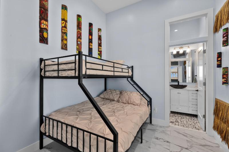 Ahh da Sea - Waterfront Backyard Ramp to Jetty & Laguna home - image 13