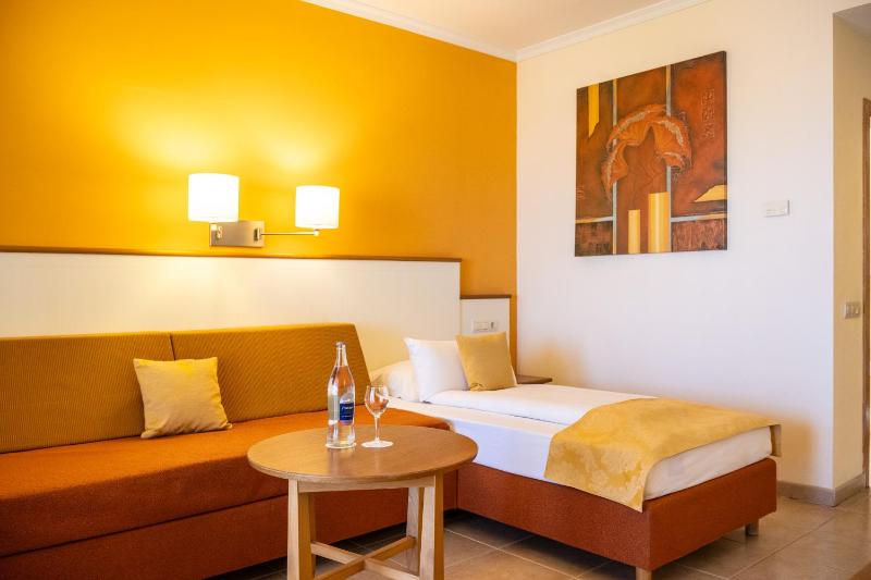 Twin Room image 4