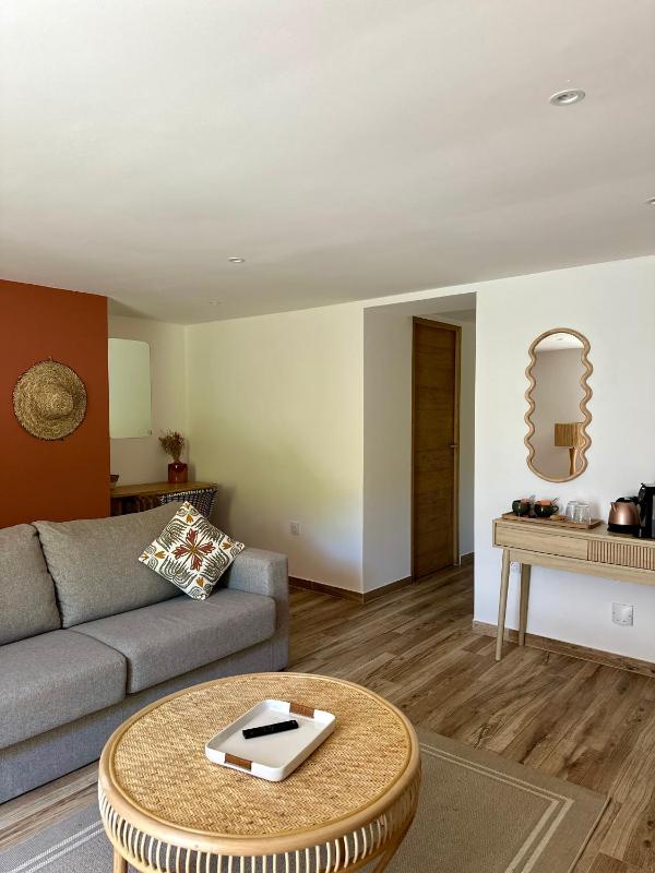 Suite with Garden View image 3