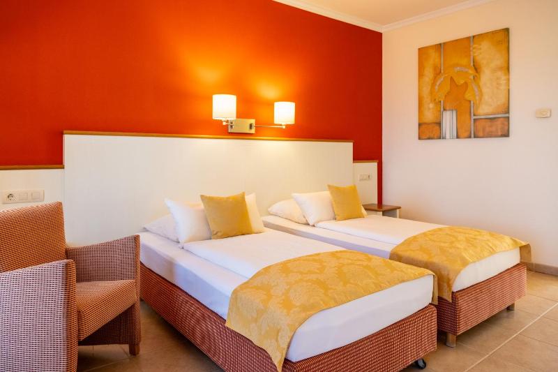 Twin Room image 3