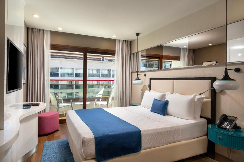 Superior Room with Queen Size Bed, Side Sea View image 1