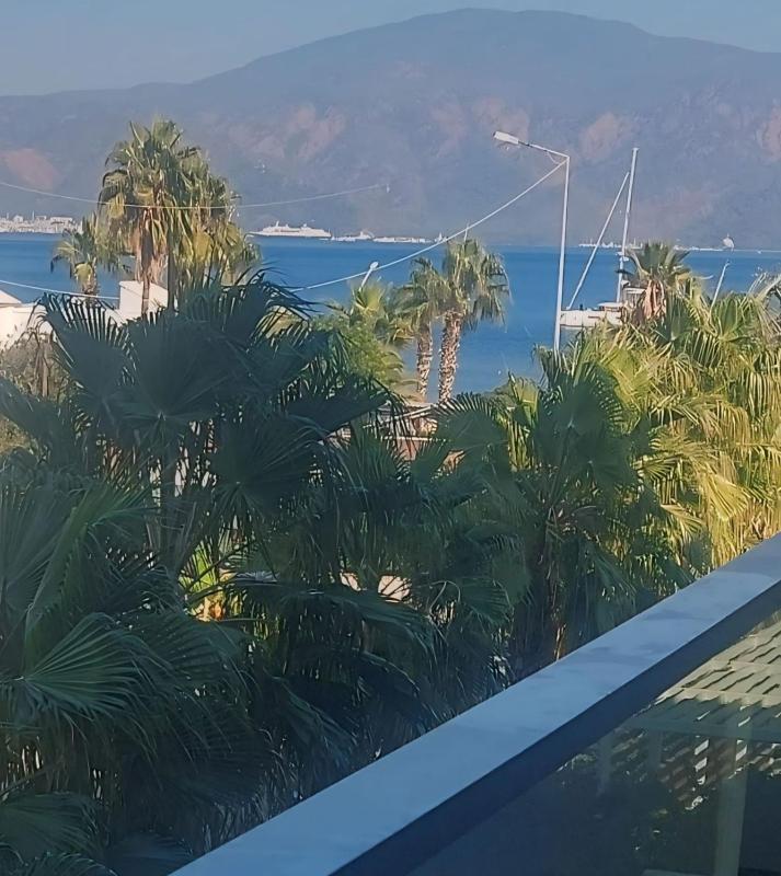 Superior Room with Queen Size Bed, Side Sea View image 4