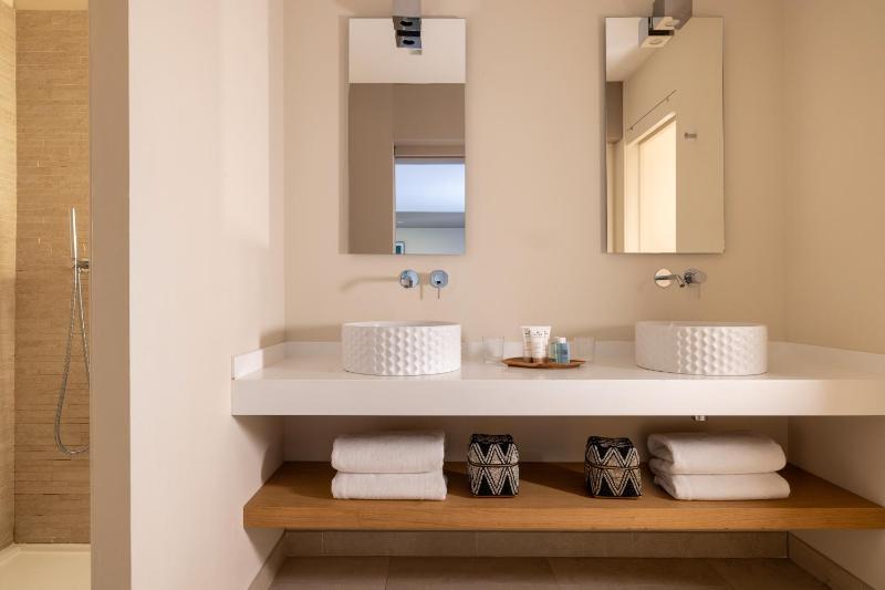 Deluxe Room with Sea View image 1