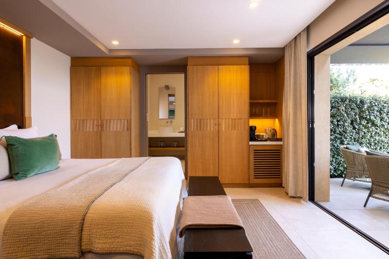 Deluxe Room with Sea View image 2