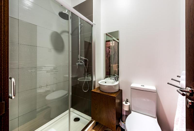 Lounge Inn Guest House - image 4