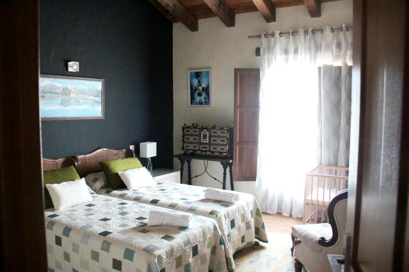 Standard Twin Room with Mountain View image 1