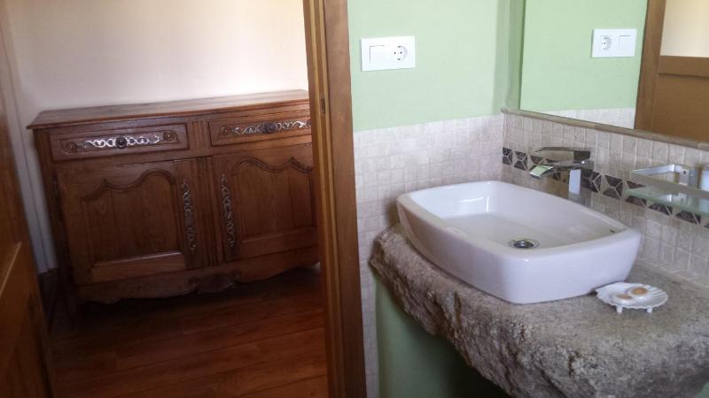 Standard Twin Room with Mountain View image 3