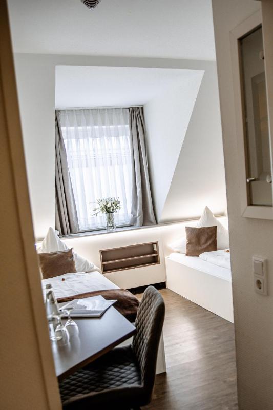 Twin Room image 4