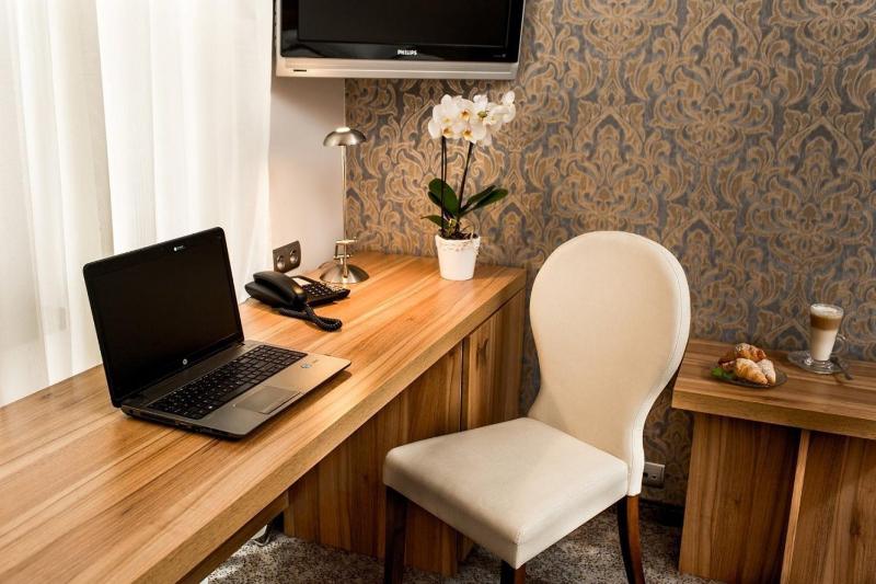 Standard Room 1 Queen Bed image 3