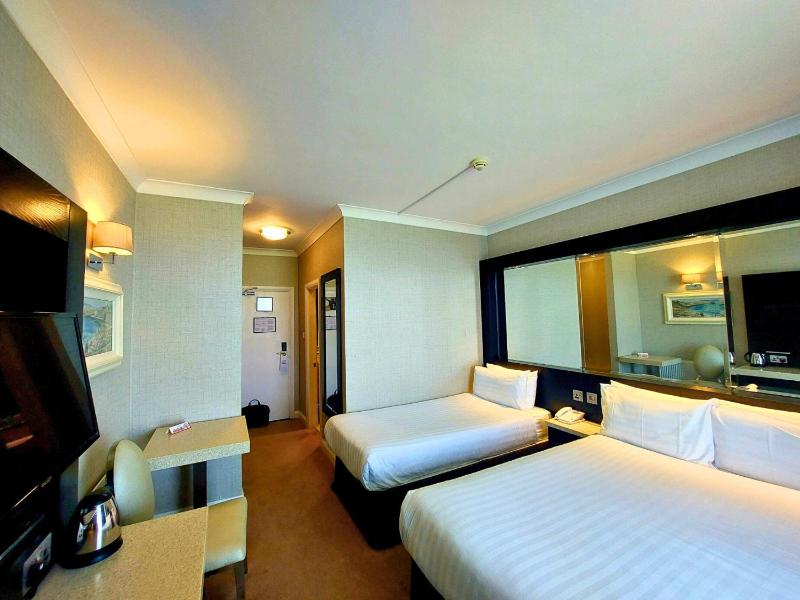 Double Room with Extra Bed image 1