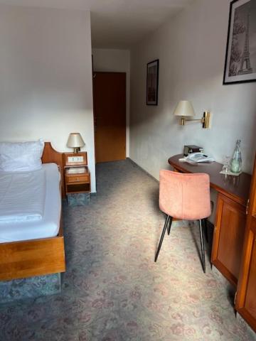 Small Single Room image 3