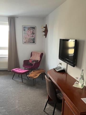 Large Single Room image 2