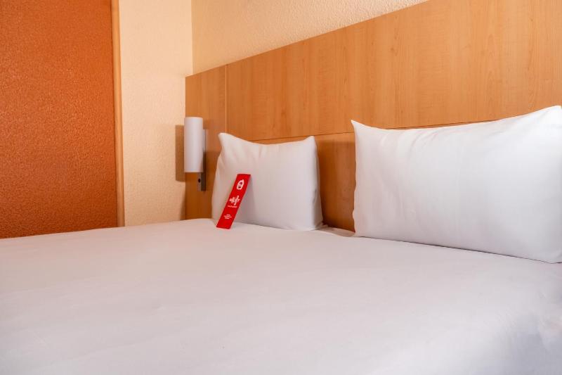 Standard Double Room image 3