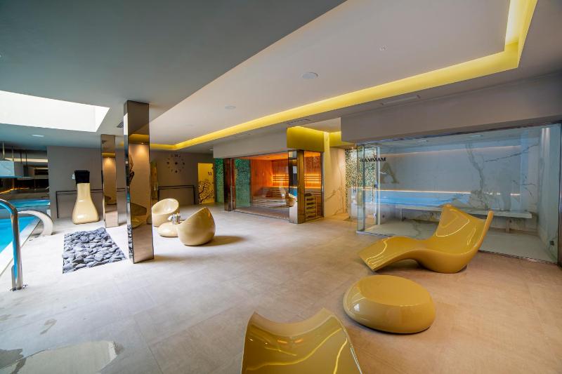 Deluxe Suite with Spa Bath image 2