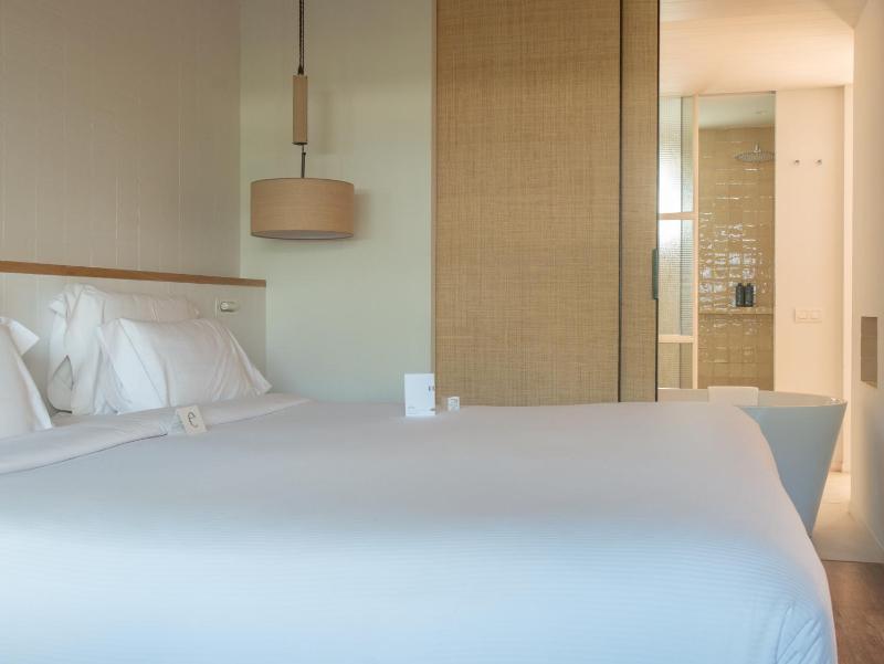 Superior Double Room with Sea View image 3