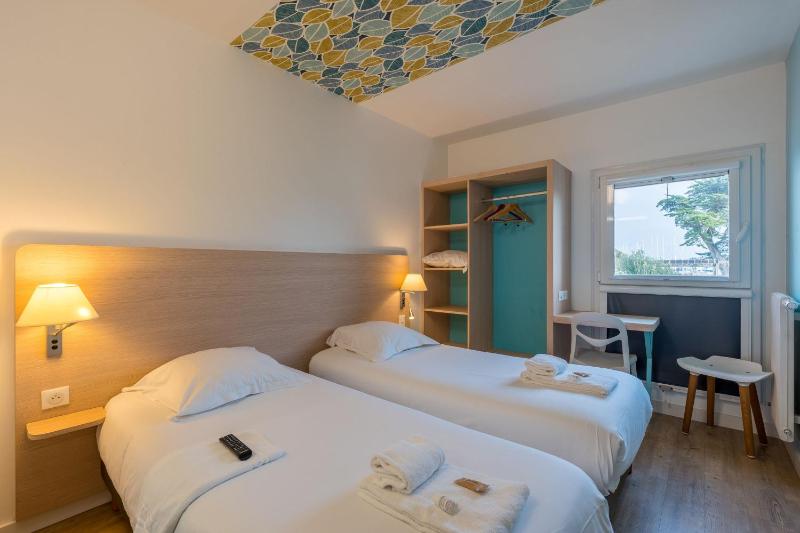 Superior Twin Room image 1