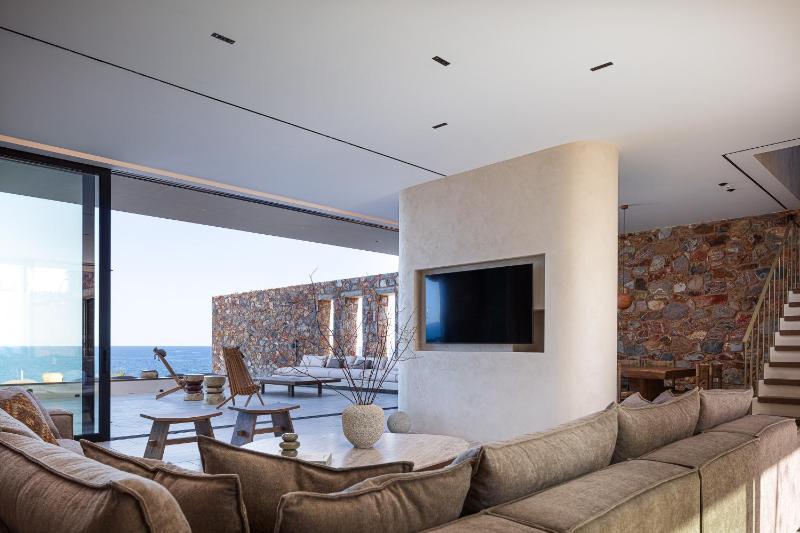 Ormus Villa - Beachfront Sanctuary Blending with Earth Sun & Sea by etouri - image 9