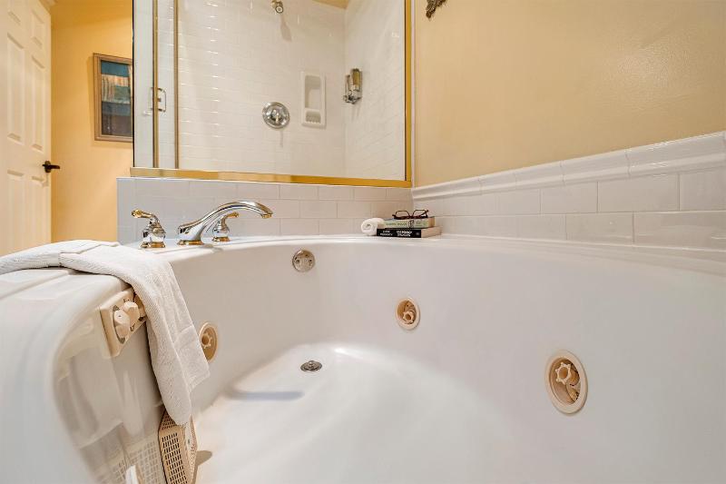 Deluxe King Suite image 3