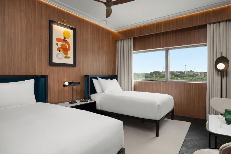 Arc Twin Room image 1