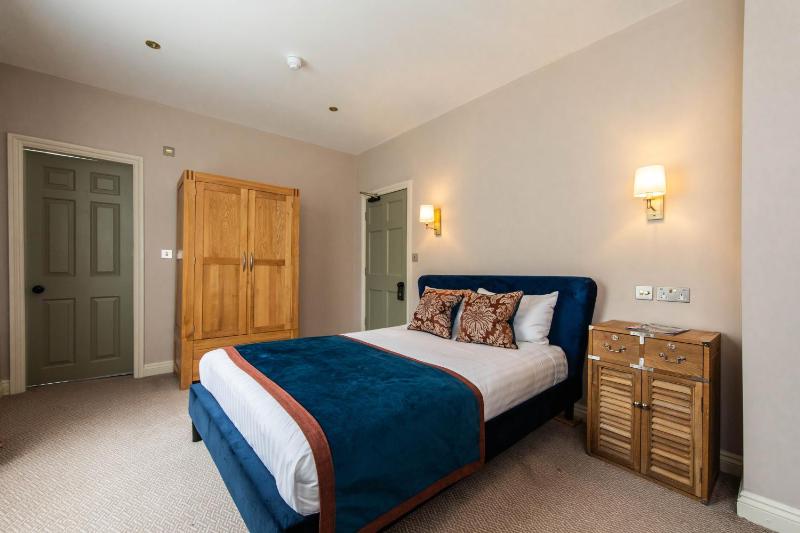 Standard Double Room image 3