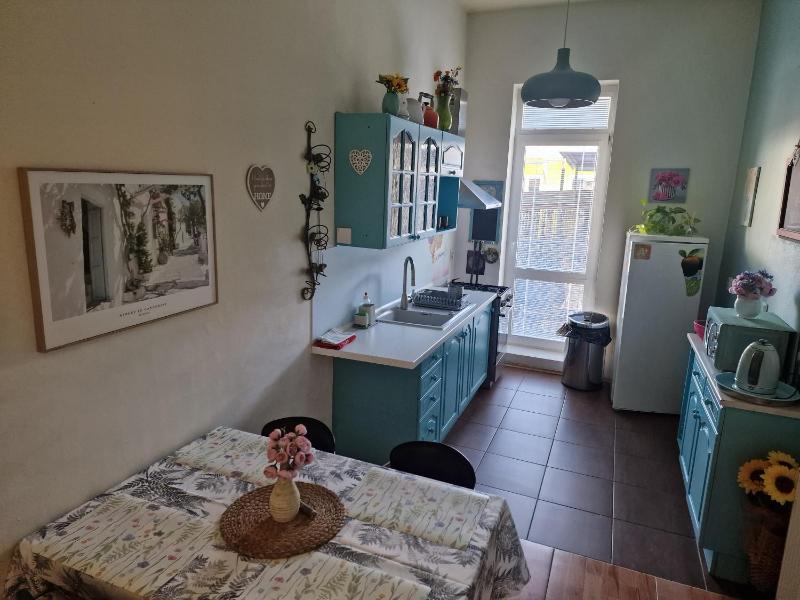 Economy Triple Room with Shared Bathroom image 1