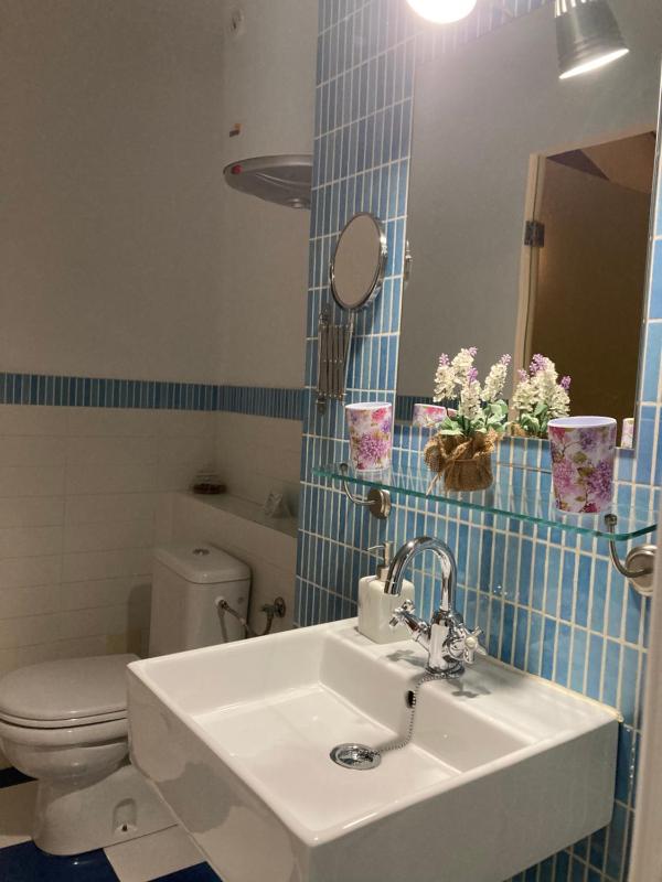 Six-Bedroom House image 3