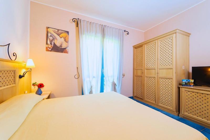 Superior Double or Twin Room with Sea View image 3